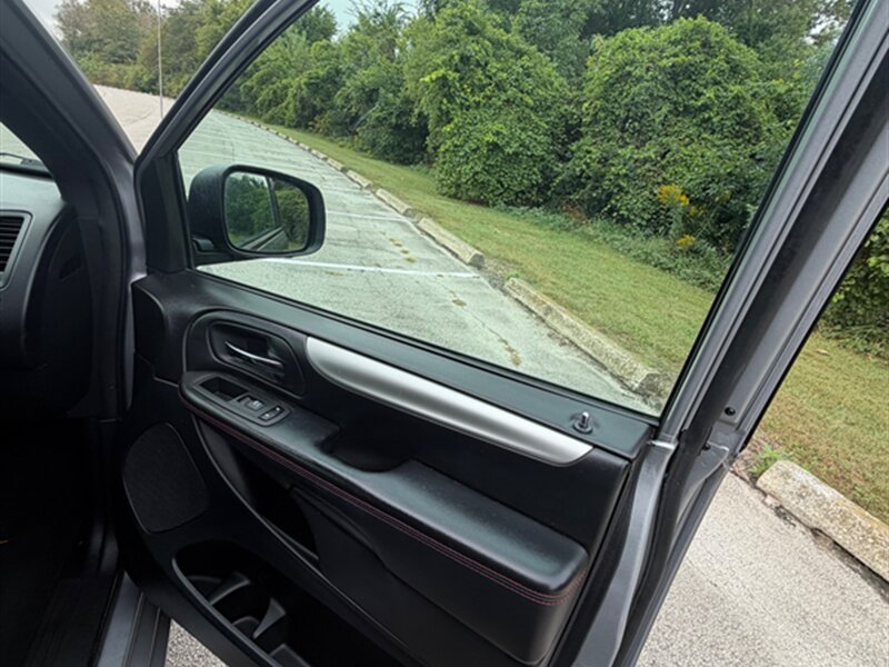 Used 2018 Dodge Grand Caravan GT FWD image 23
