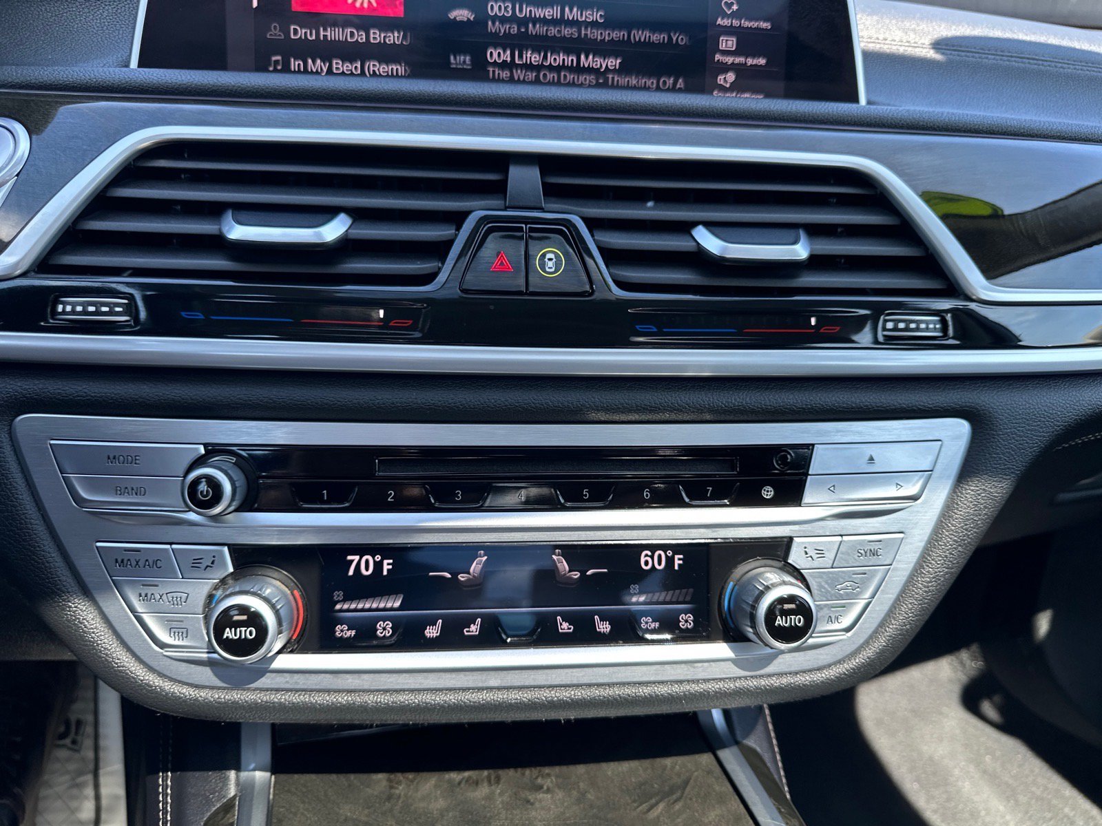 Used 2020 BMW 745e xDrive AWD/4WD image 39