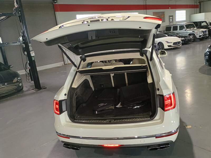 Used 2020 Bentley Bentayga AWD/4WD image 46