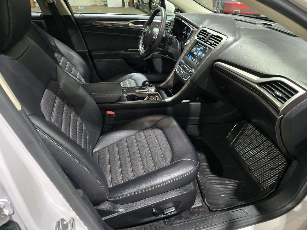 Used 2017 Ford Fusion SE w/ Equipment Group 201A image 34