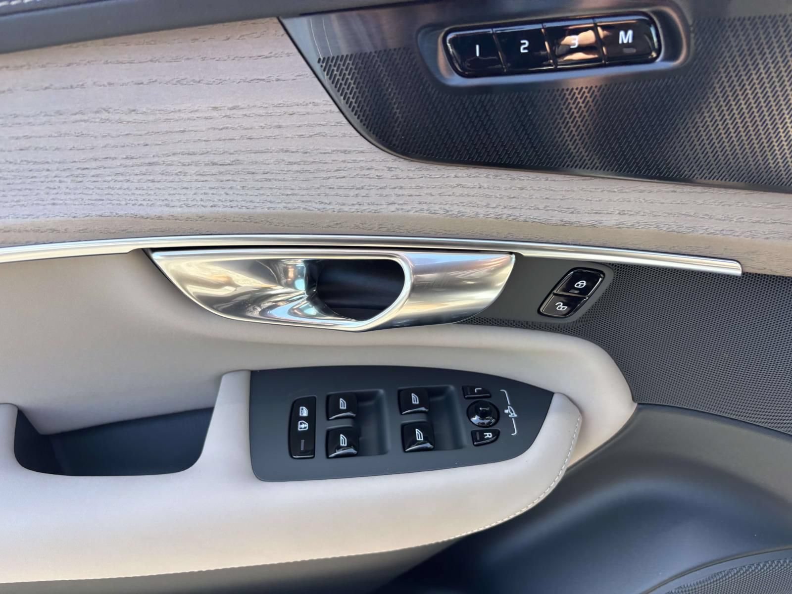 New 2026 Volvo XC90 T8 Plus w/ Protection Package Premier AWD/4WD image 13