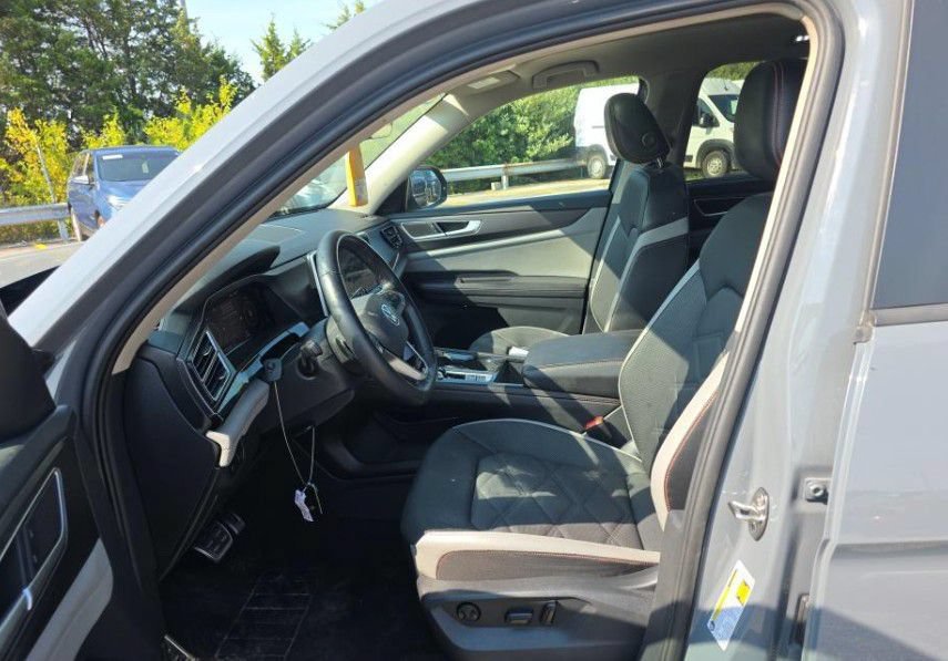 Used 2024 Volkswagen Atlas Peak Edition SE AWD/4WD image 2