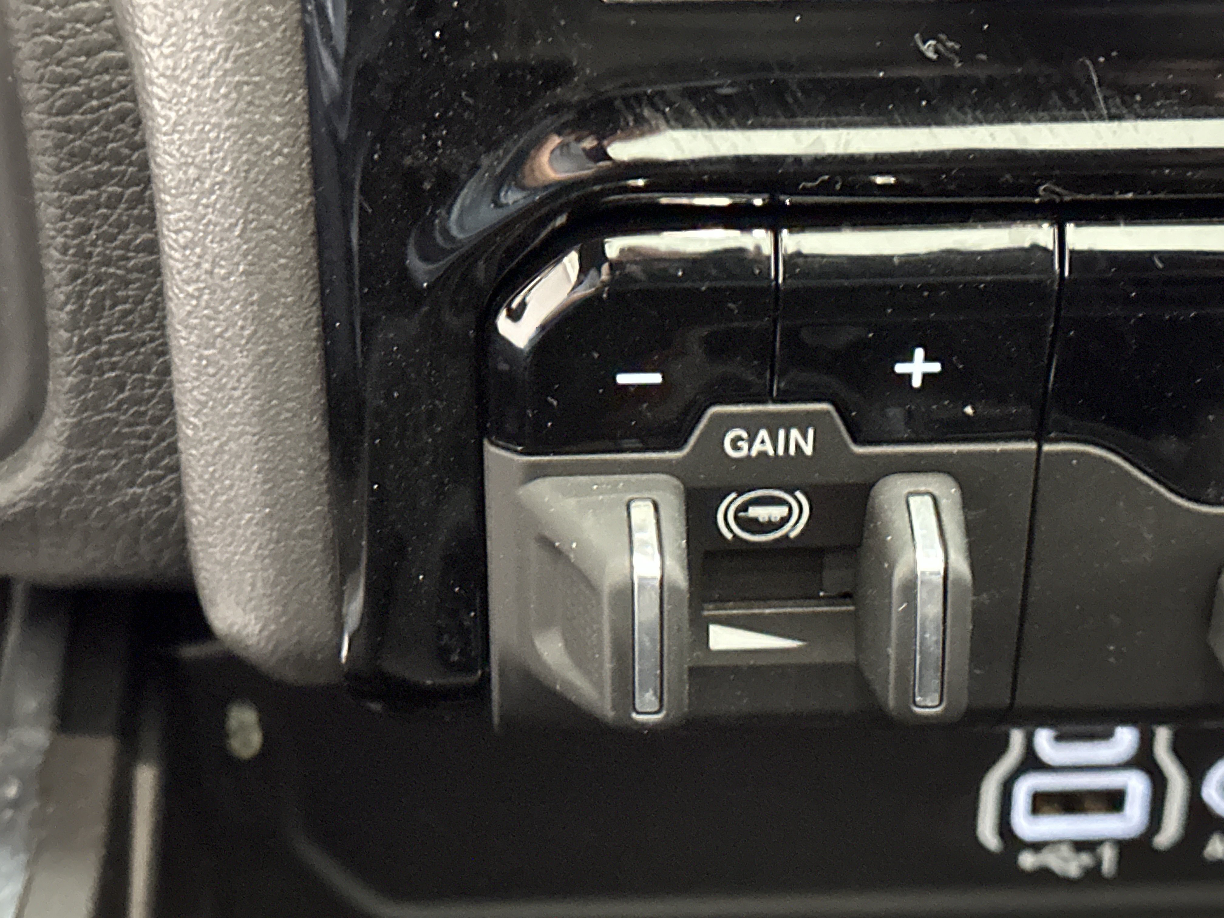 Used 2025 RAM 2500 Laramie AWD/4WD image 42