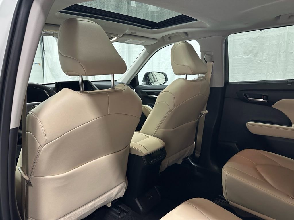 Used 2025 Toyota Highlander XLE image 47