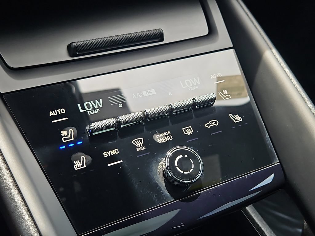 Certified 2025 Porsche Macan 4S Electric AWD/4WD image 21