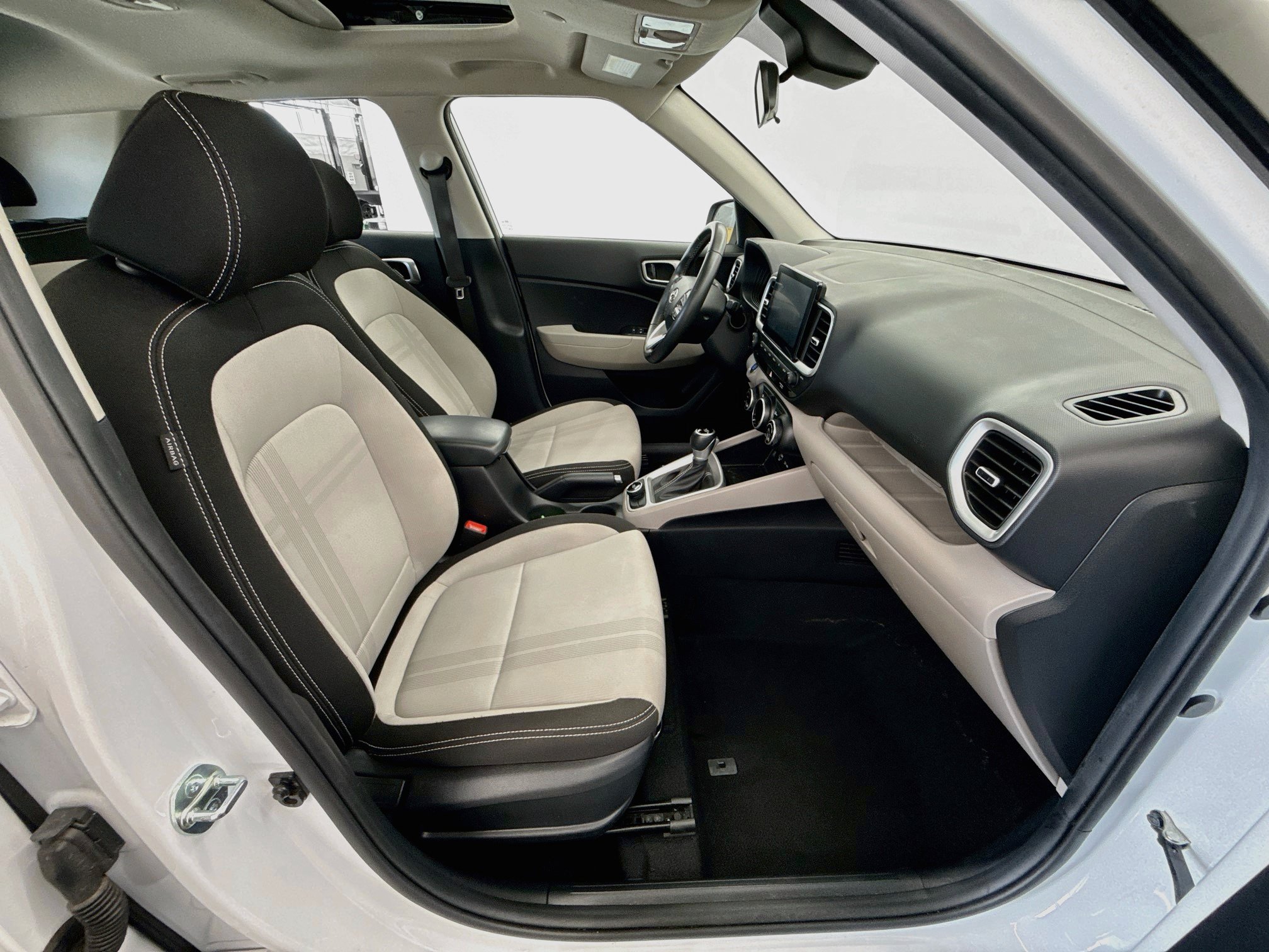 Used 2025 Hyundai Venue SEL FWD image 29