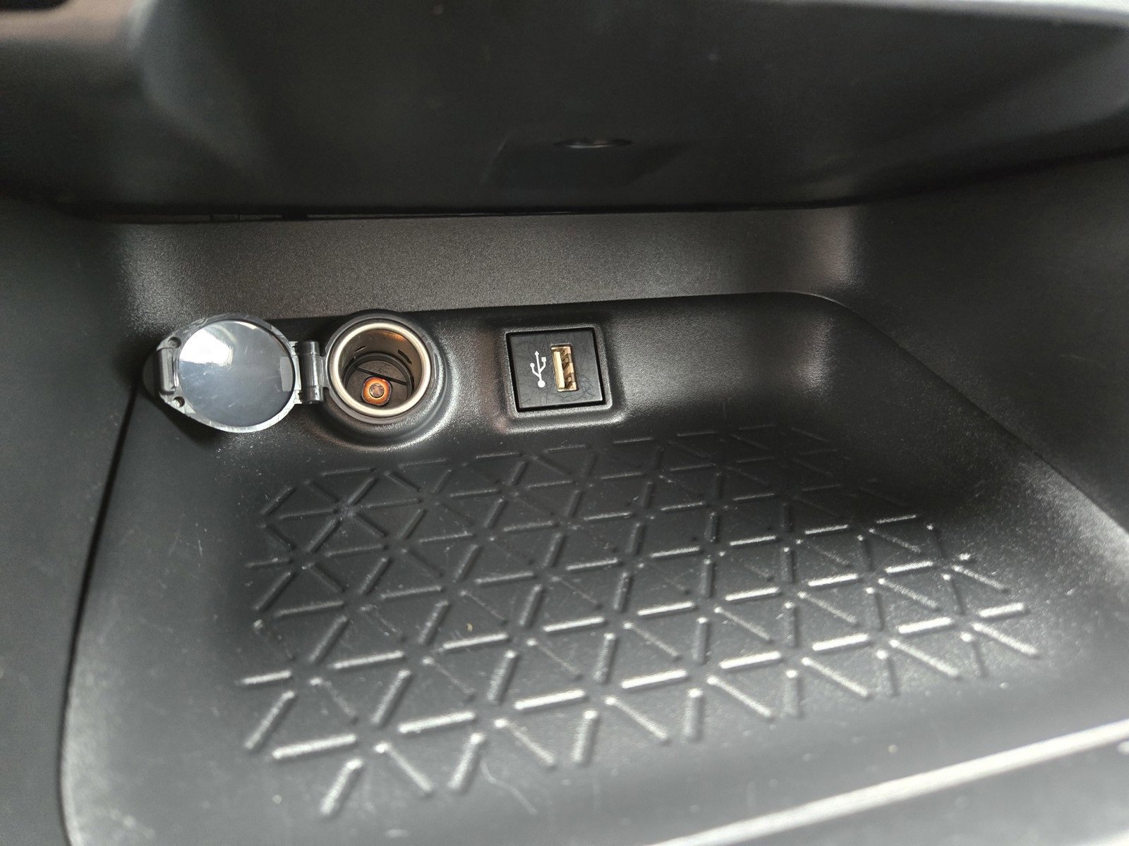 Used 2024 Toyota RAV4 LE image 17