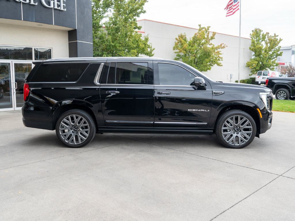 Certified 2025 GMC Yukon XL Denali Ultimate AWD/4WD image 9