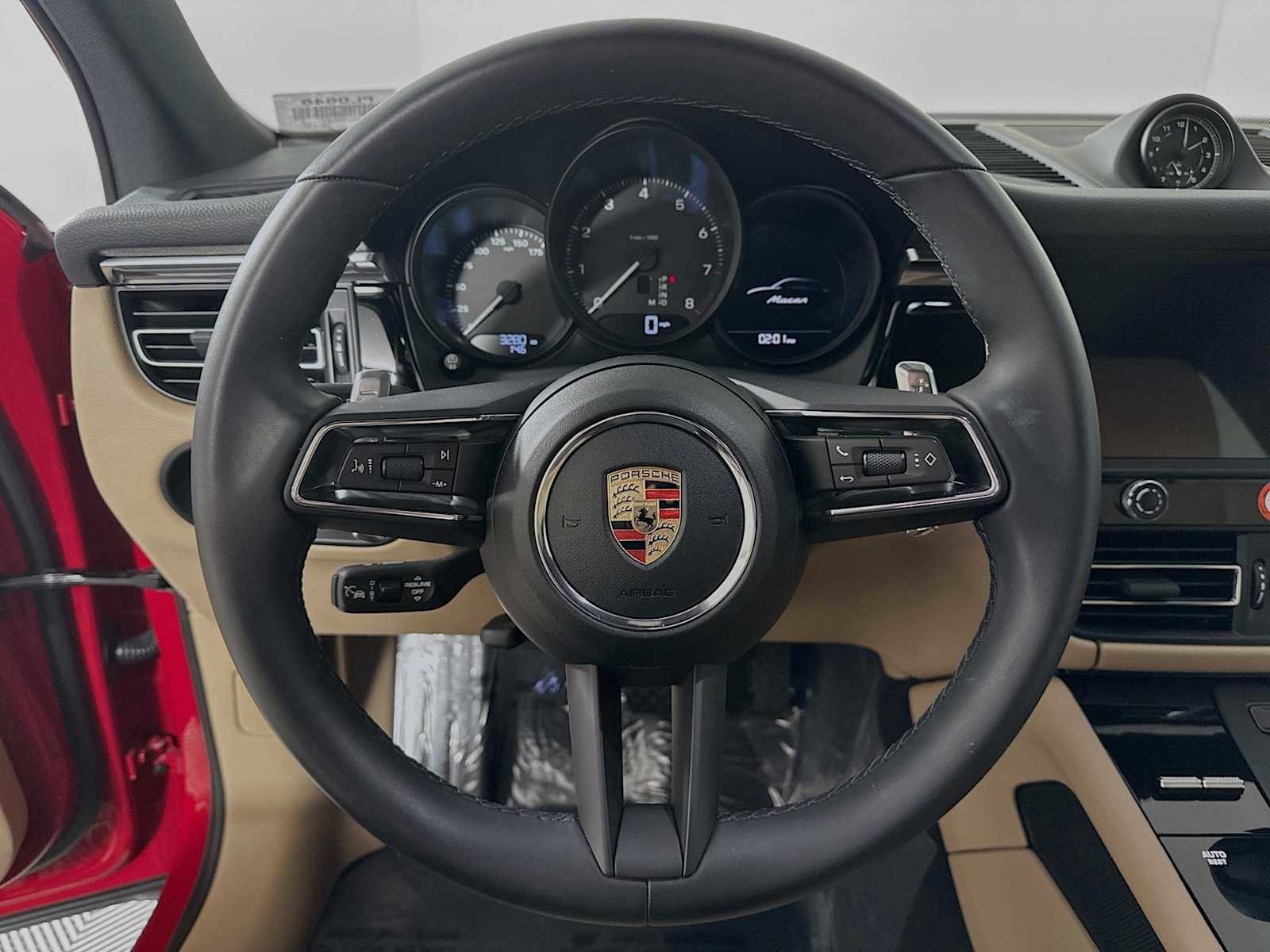 Certified 2025 Porsche Macan AWD/4WD image 14