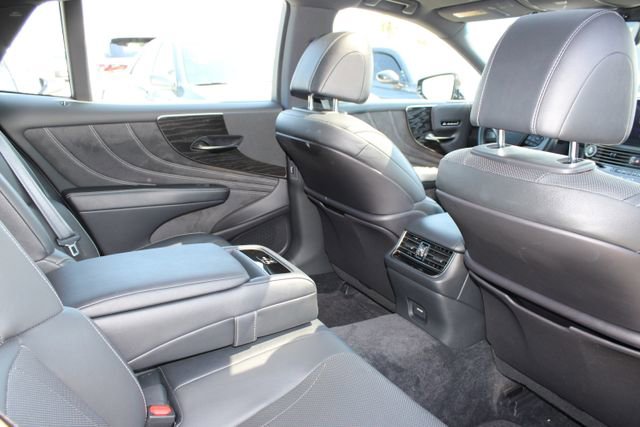 Certified 2022 Lexus LS 500 w/ Accessory Package (Z2) RWD image 7