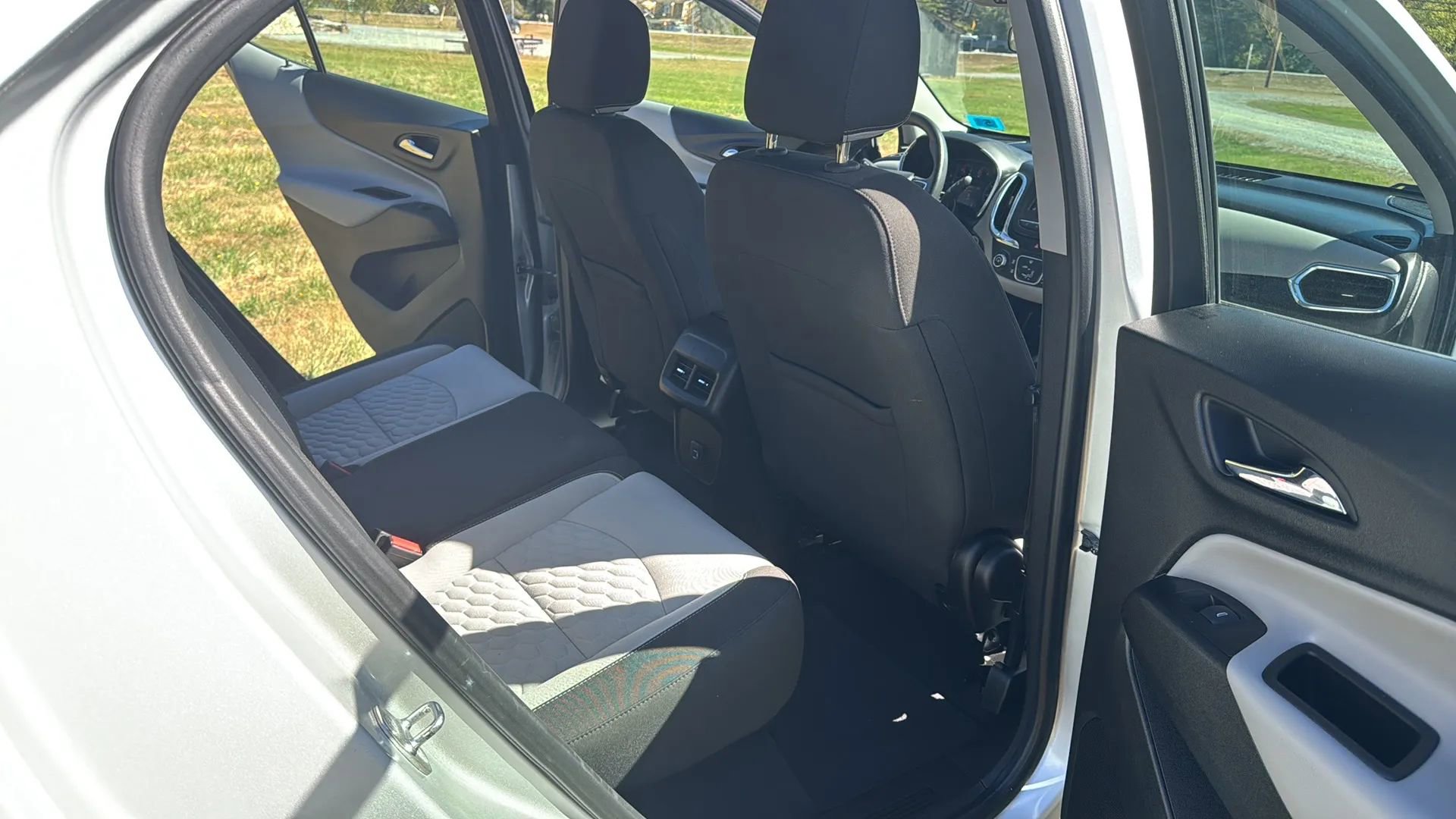 Used 2019 Chevrolet Equinox LS AWD/4WD image 16