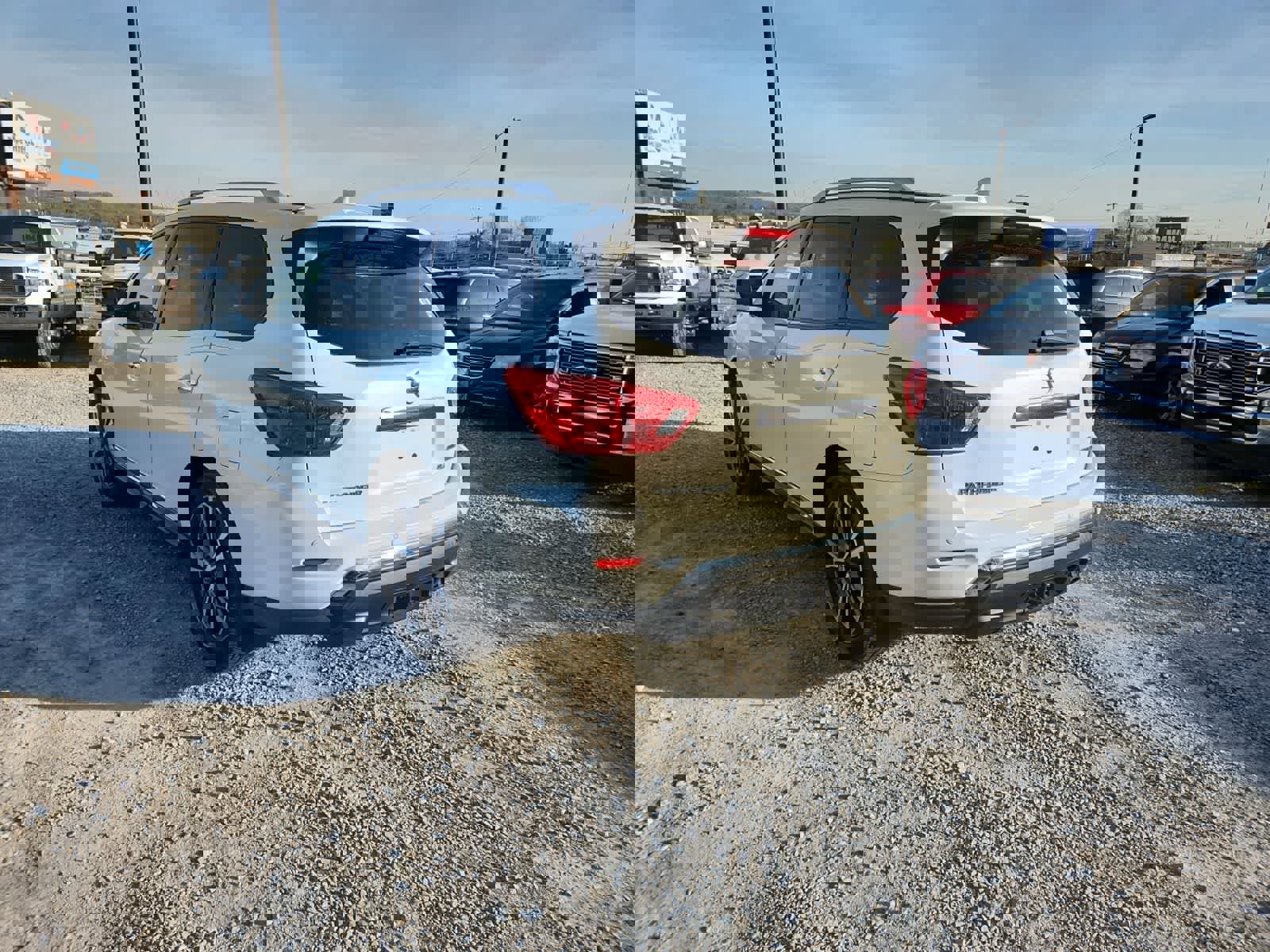 Used 2019 Nissan Pathfinder Platinum image 3