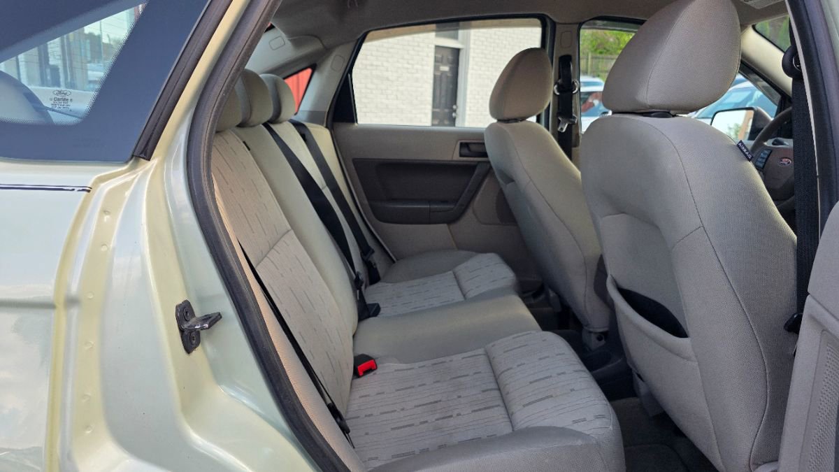 Used 2010 Ford Focus SE FWD image 11