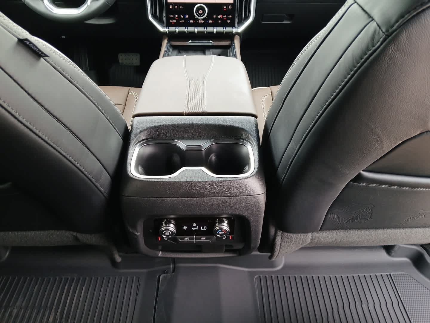 New 2026 GMC Acadia Denali Ultimate w/ LPO, Floor Liner Package AWD/4WD image 93