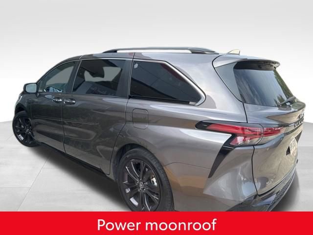 Used 2022 Toyota Sienna XSE FWD image 3