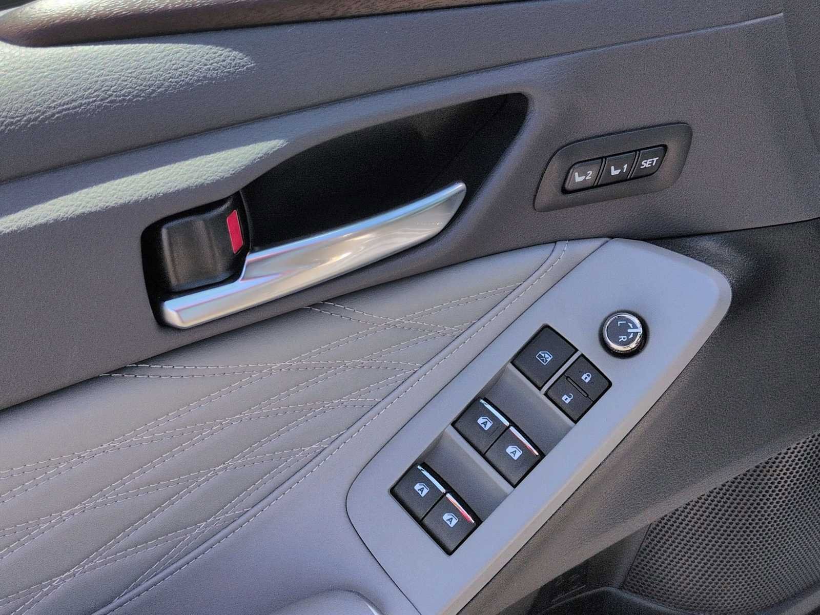 Used 2020 Toyota Avalon Limited w/ All Weather Liner Package FWD image 11