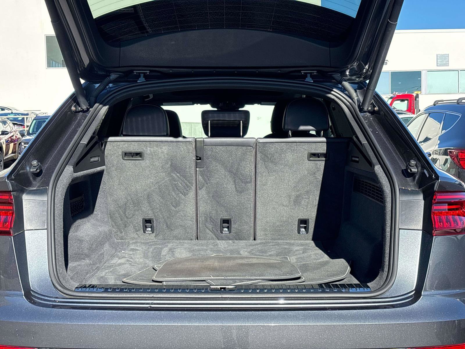 Used 2019 Audi Q8 Premium Plus w/ Premium Plus image 12