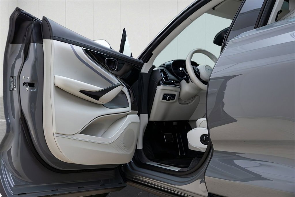 New 2025 Aston Martin DBX 707 image 18