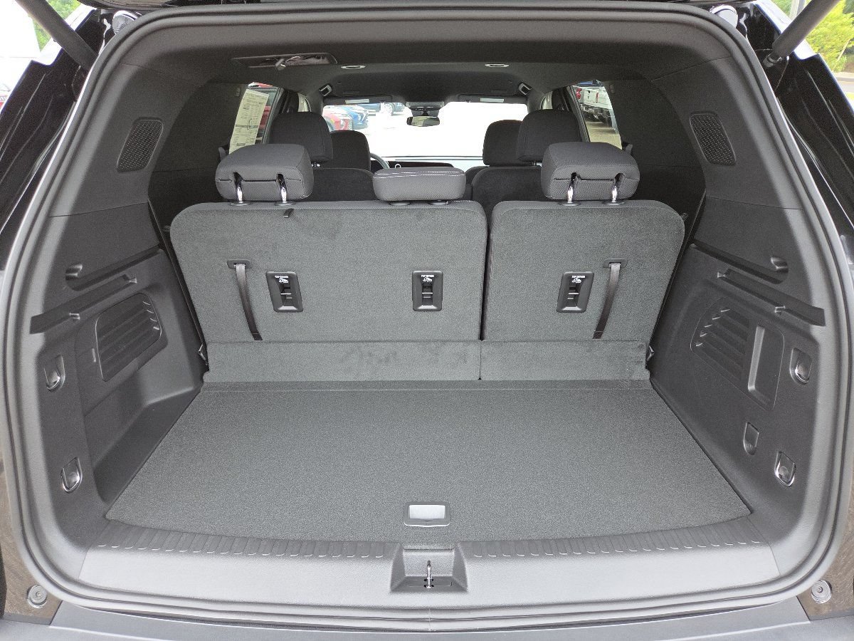 New 2027 Chevrolet Traverse LT FWD image 23