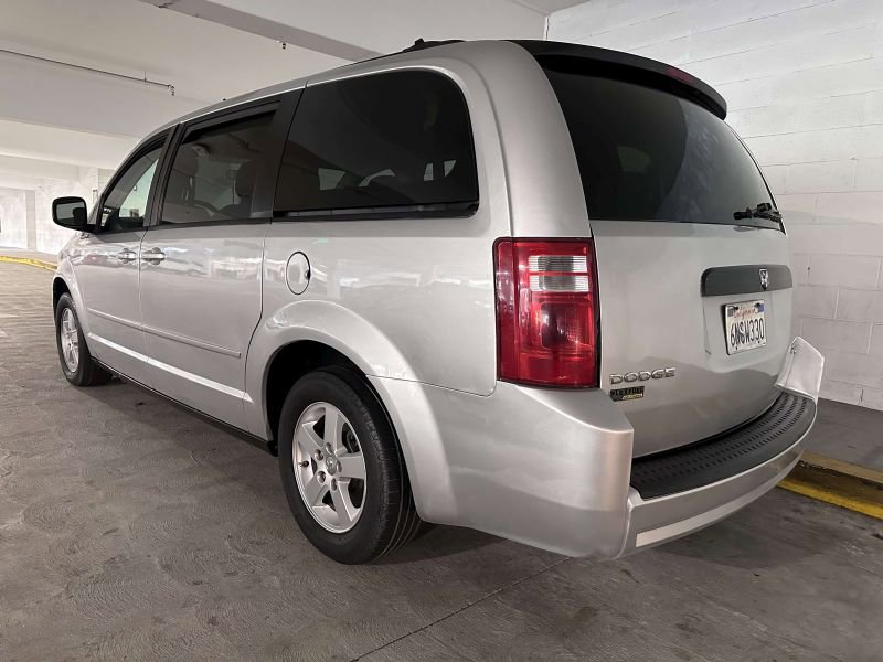 Used 2010 Dodge Grand Caravan SE image 3