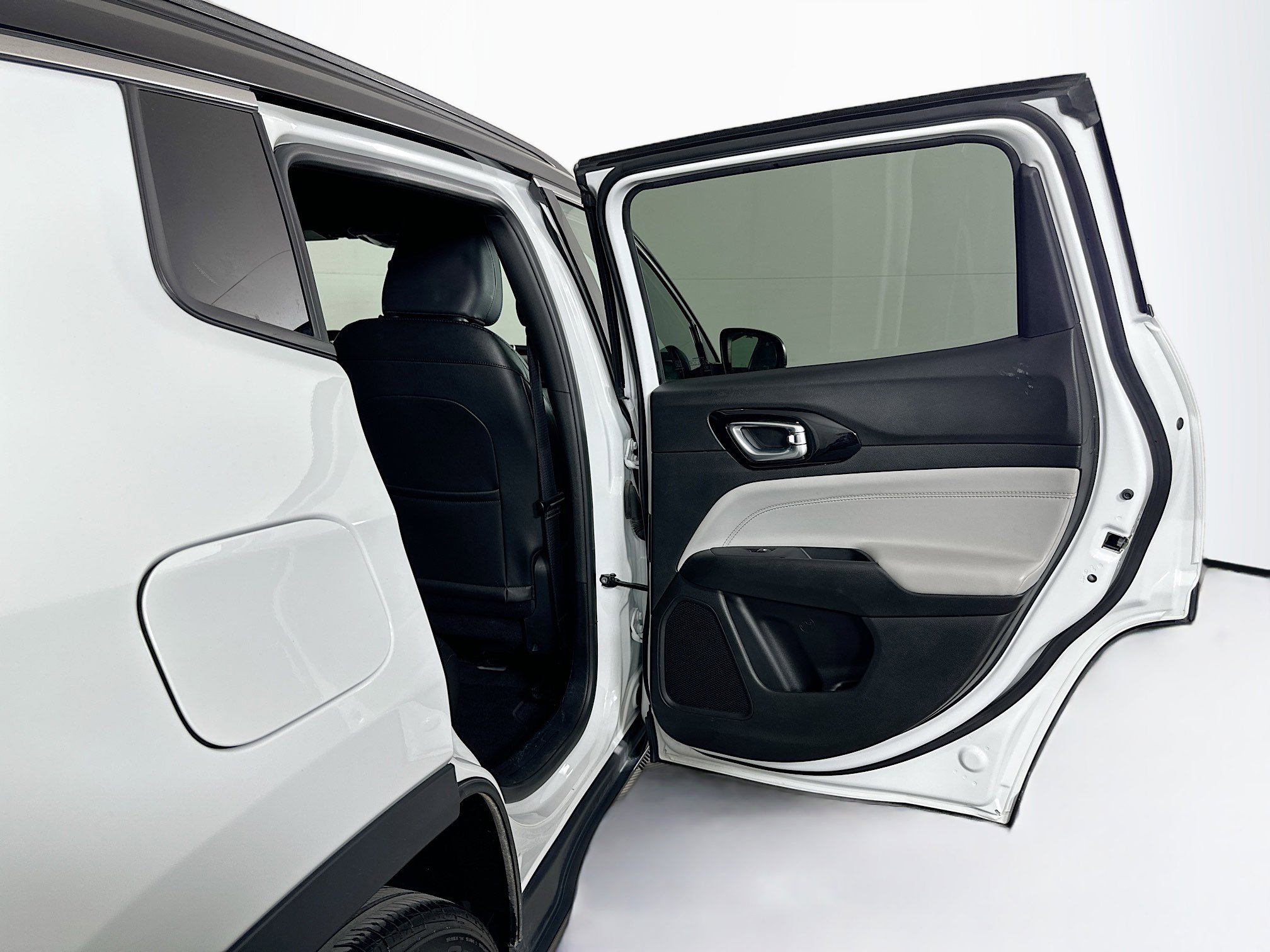 Used 2025 Jeep Compass Limited image 29