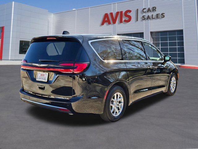 Used 2025 Chrysler Pacifica Select image 6
