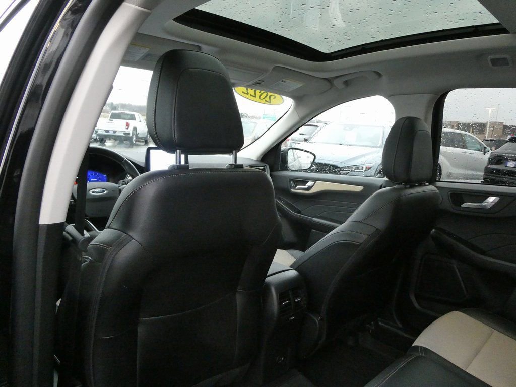 Used 2022 Ford Escape Titanium w/ Titanium Elite Package AWD/4WD image 27