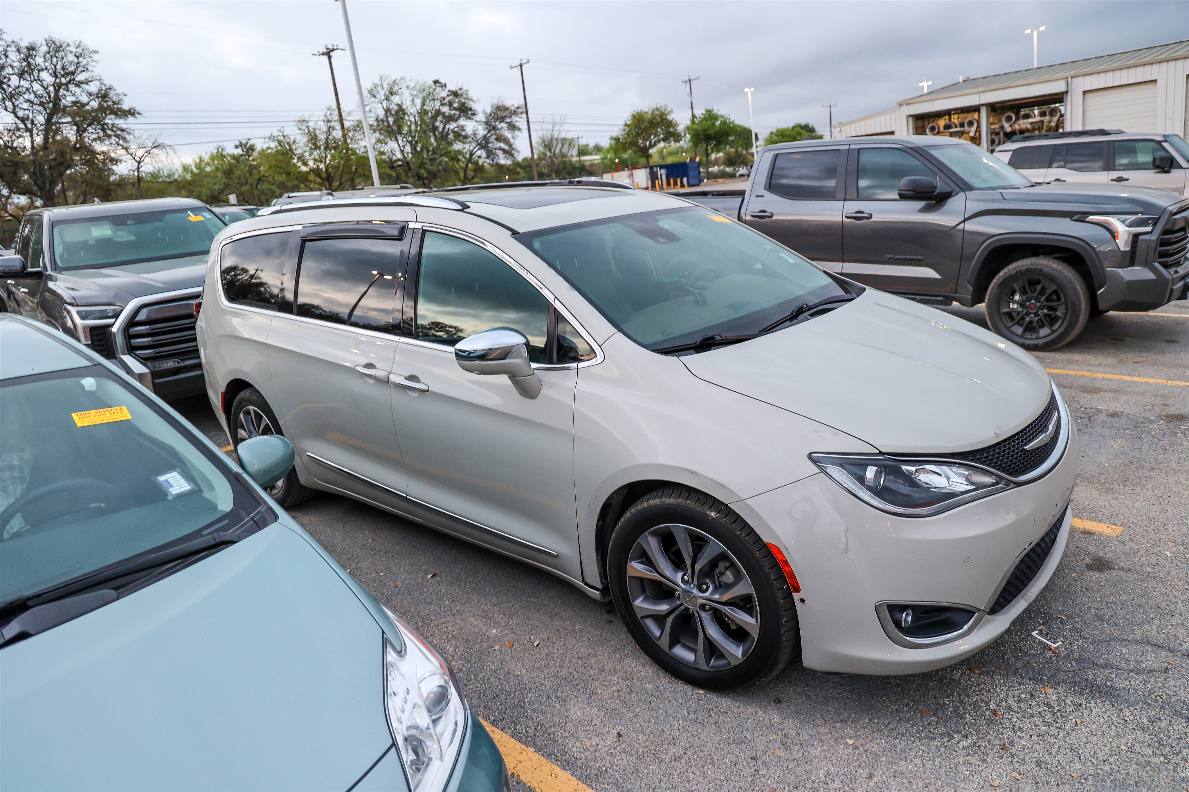 Used 2017 Chrysler Pacifica Limited image 7