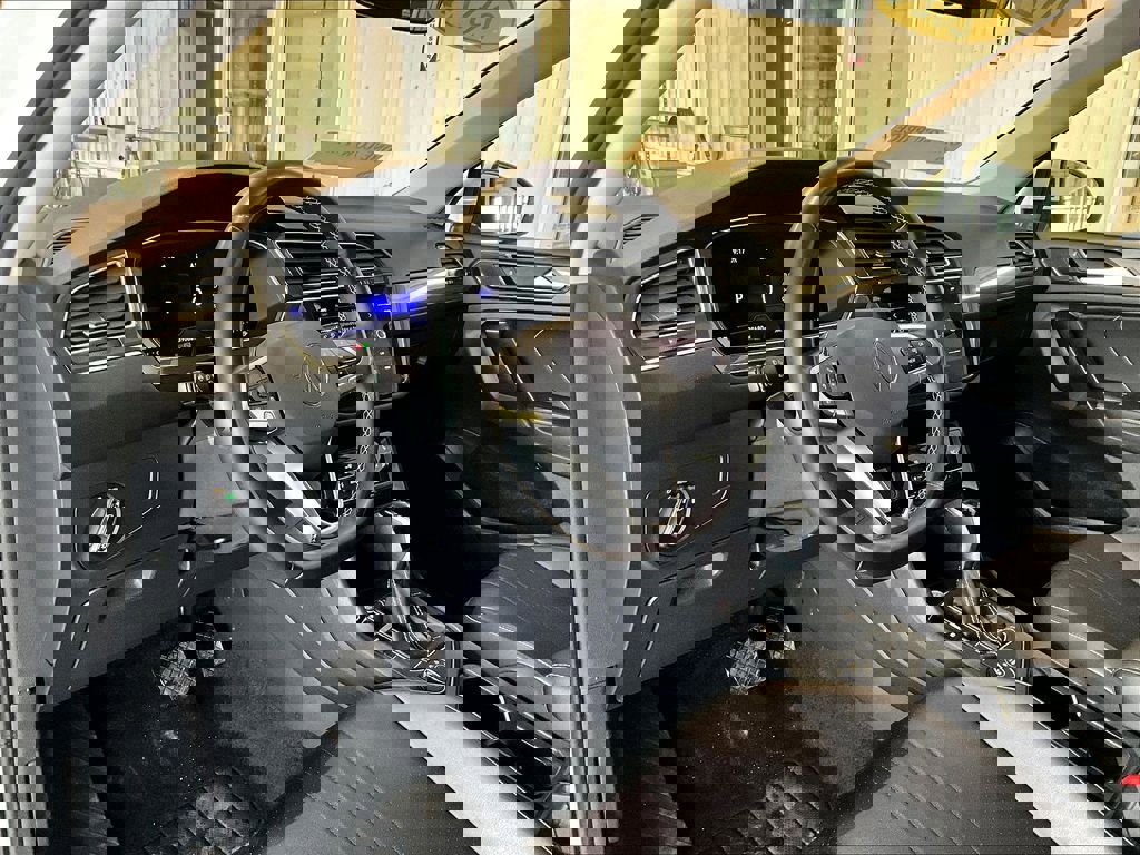 Used 2024 Volkswagen Tiguan SE image 8