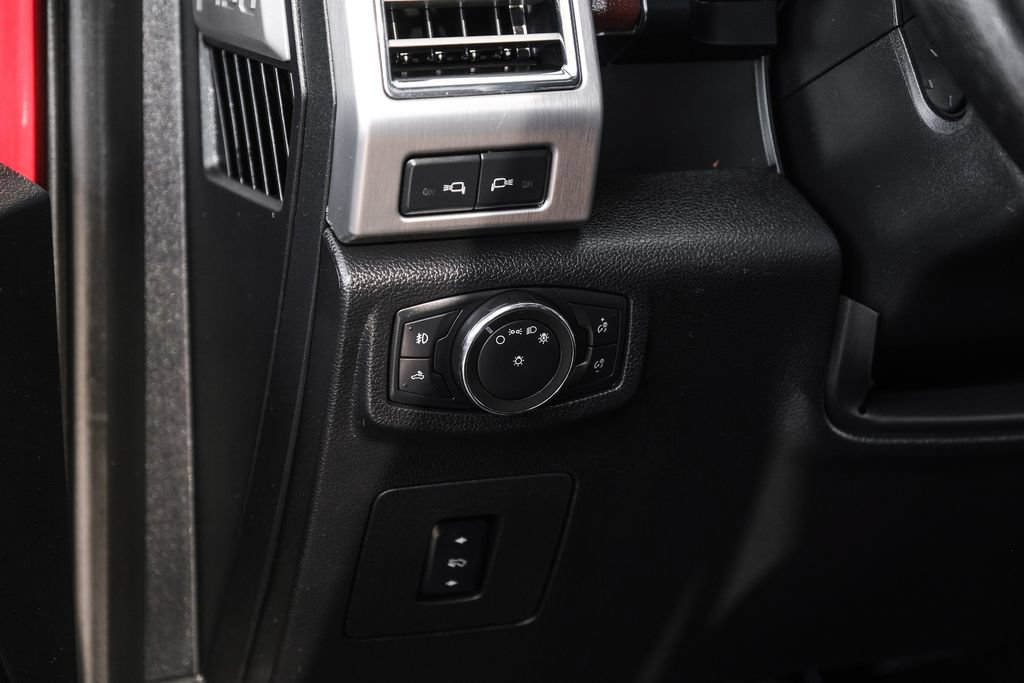 Used 2016 Ford F150 Platinum w/ Equipment Group 701A Luxury AWD/4WD image 32