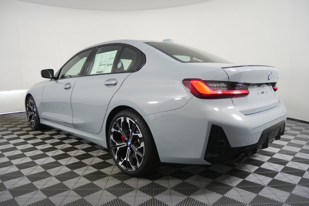 Used 2026 BMW 330i Sedan w/ M Sport Package RWD image 4