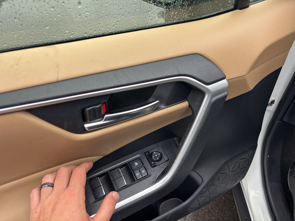Used 2022 Toyota RAV4 XLE AWD/4WD image 8