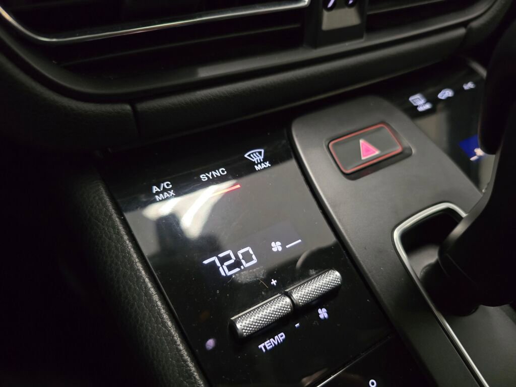 Certified 2024 Porsche Macan image 36