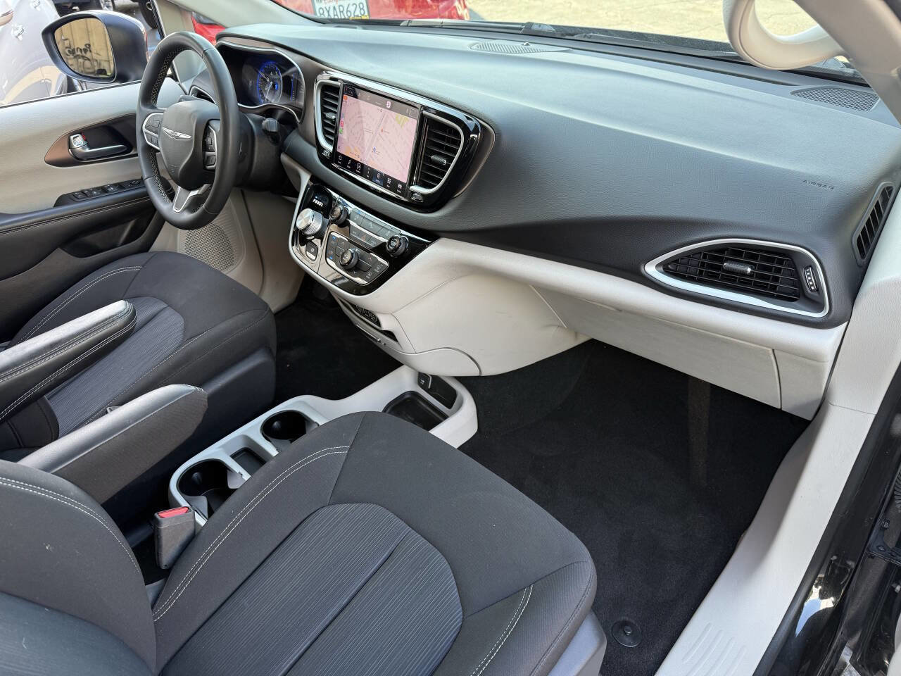 Used 2022 Chrysler Voyager LX image 13