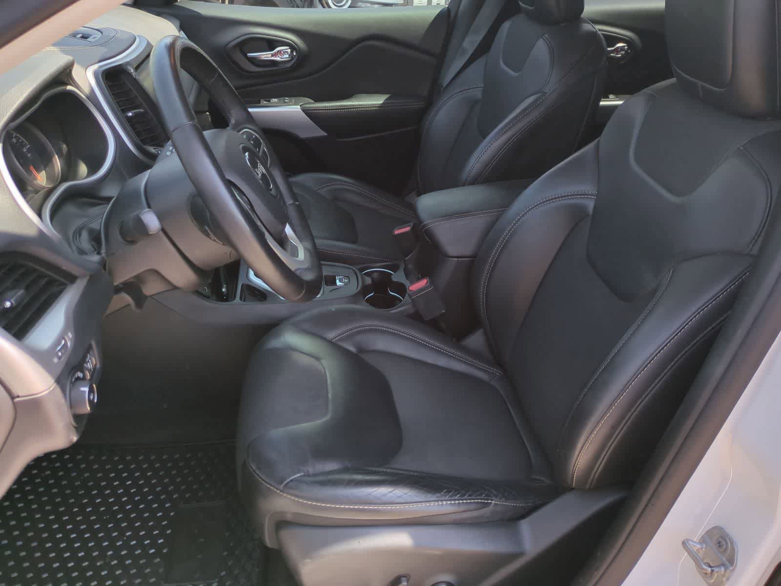 Used 2018 Jeep Cherokee Latitude Plus w/ Cold Weather Group FWD image 16