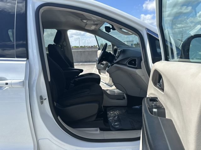 Used 2023 Chrysler Voyager LX FWD image 29