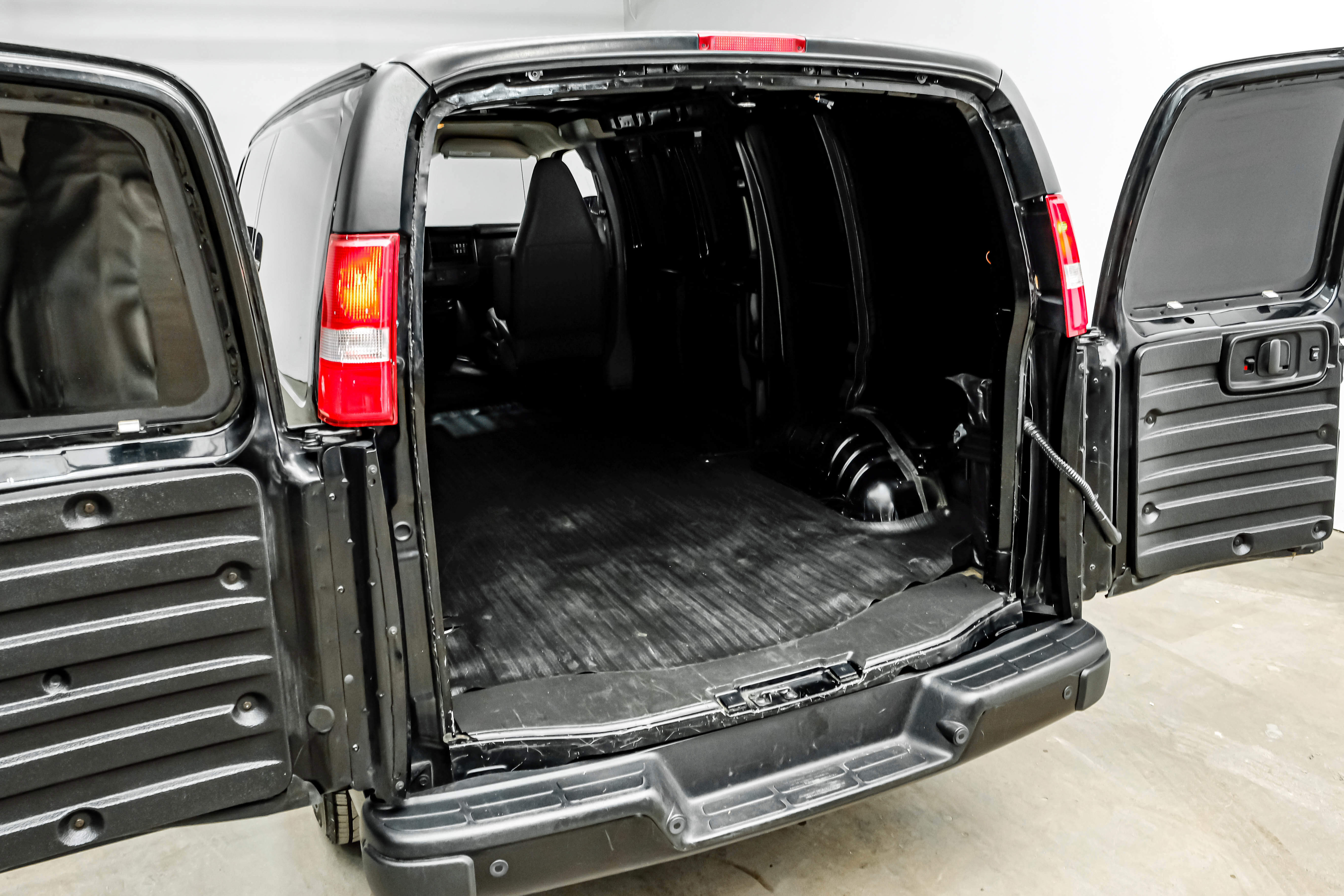 Used 2019 Chevrolet Express 2500 w/ Driver Convenience Package image 32