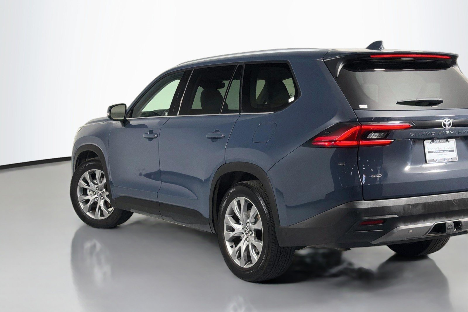 Used 2025 Toyota Grand Highlander AWD image 16