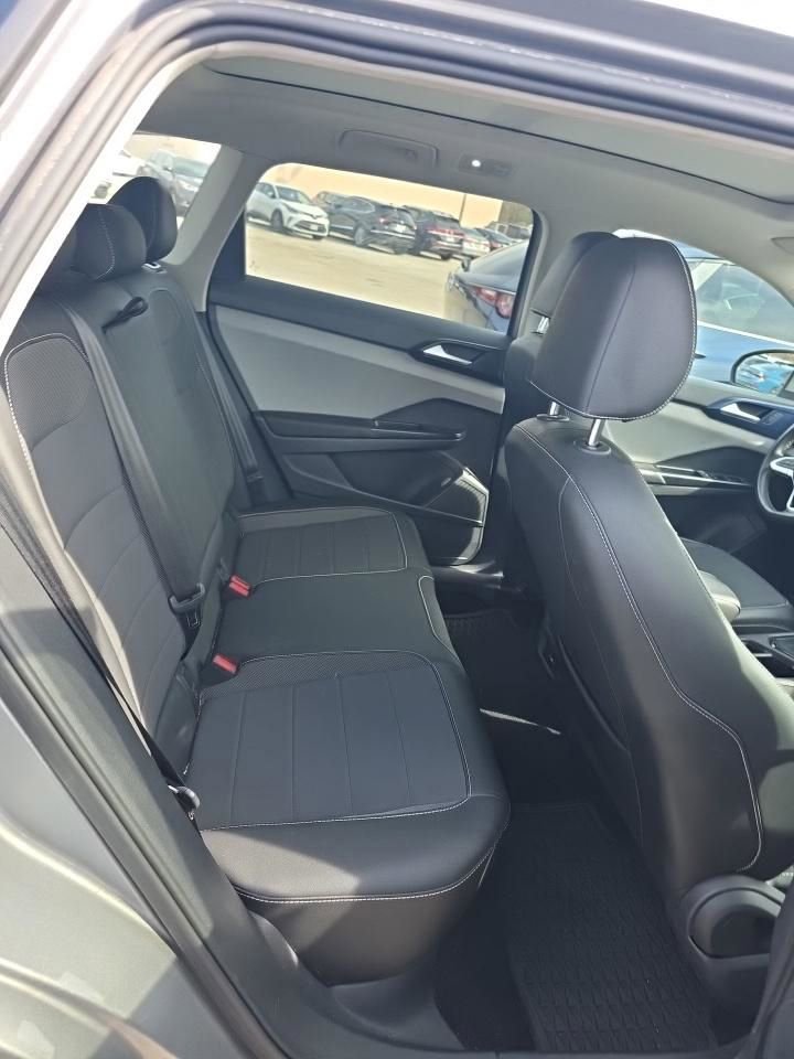 Used 2023 Volkswagen Taos SE w/ Panoramic Sunroof Package image 23