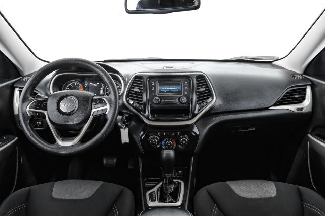 Used 2018 Jeep Cherokee Latitude FWD image 11