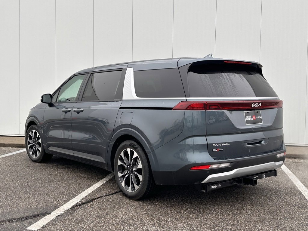 Used 2024 Kia Carnival EX image 3