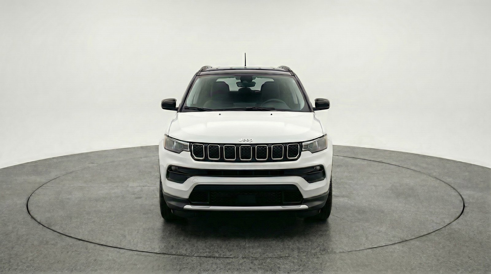 Used 2025 Jeep Compass Latitude AWD/4WD image 2