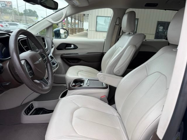 Used 2021 Chrysler Pacifica Touring-L w/ Uconnect Theater Family Group FWD image 7