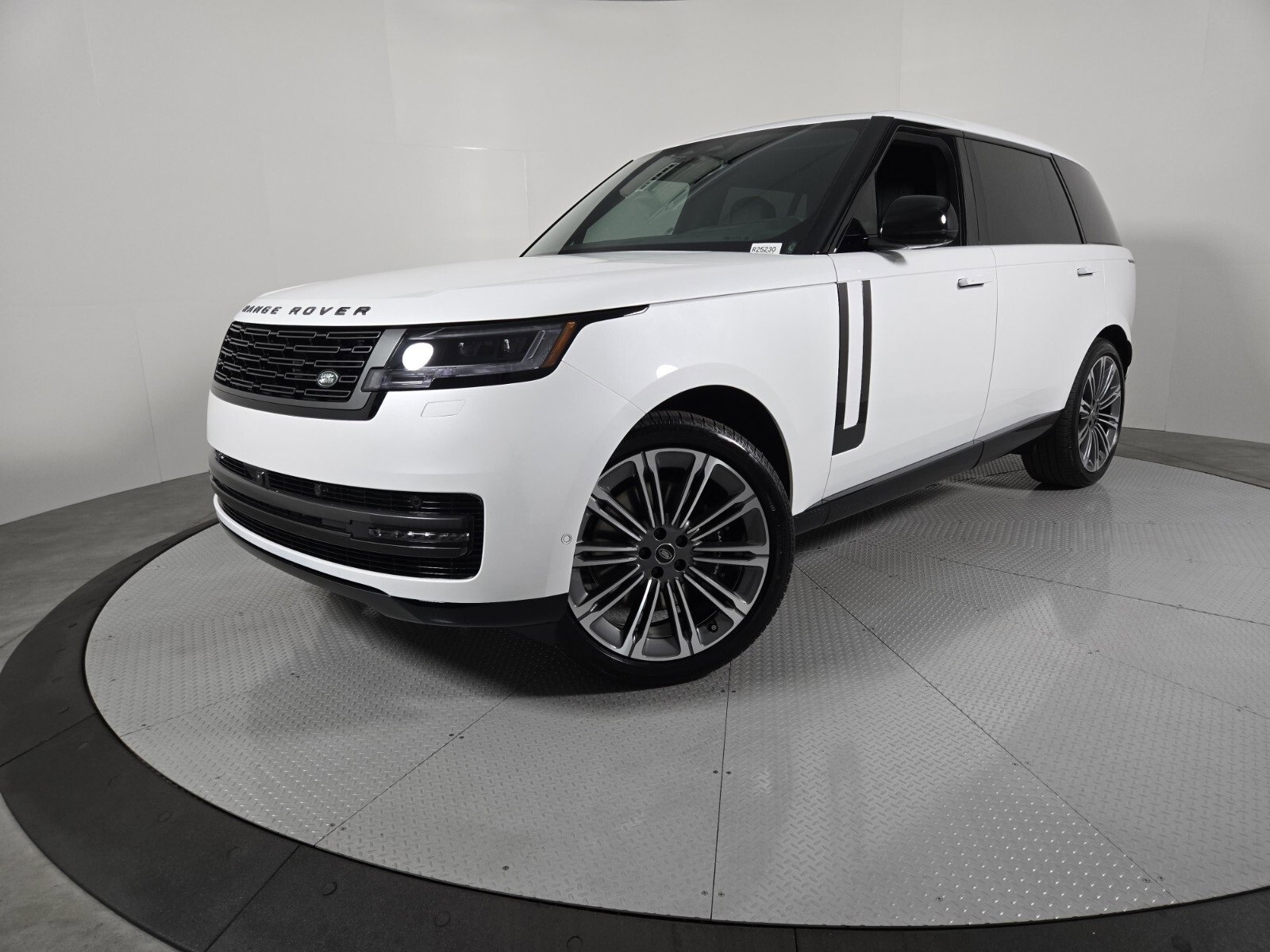New 2025 Land Rover Range Rover Long Wheelbase SE