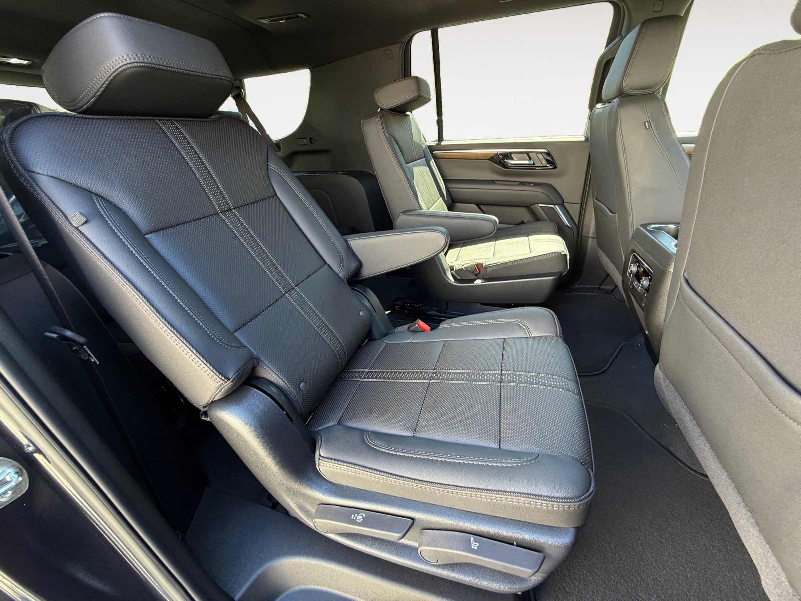 New 2025 Chevrolet Suburban High Country w/ Sun And Tow Package RWD image 18