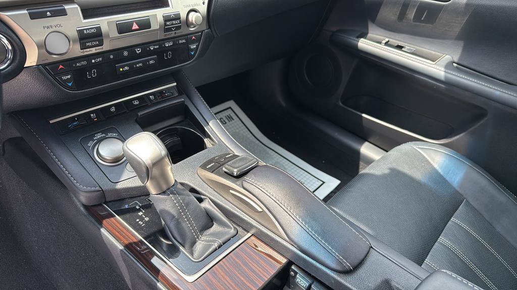 Used 2016 Lexus ES 350 w/ Luxury Package w/Wood Trim FWD image 27