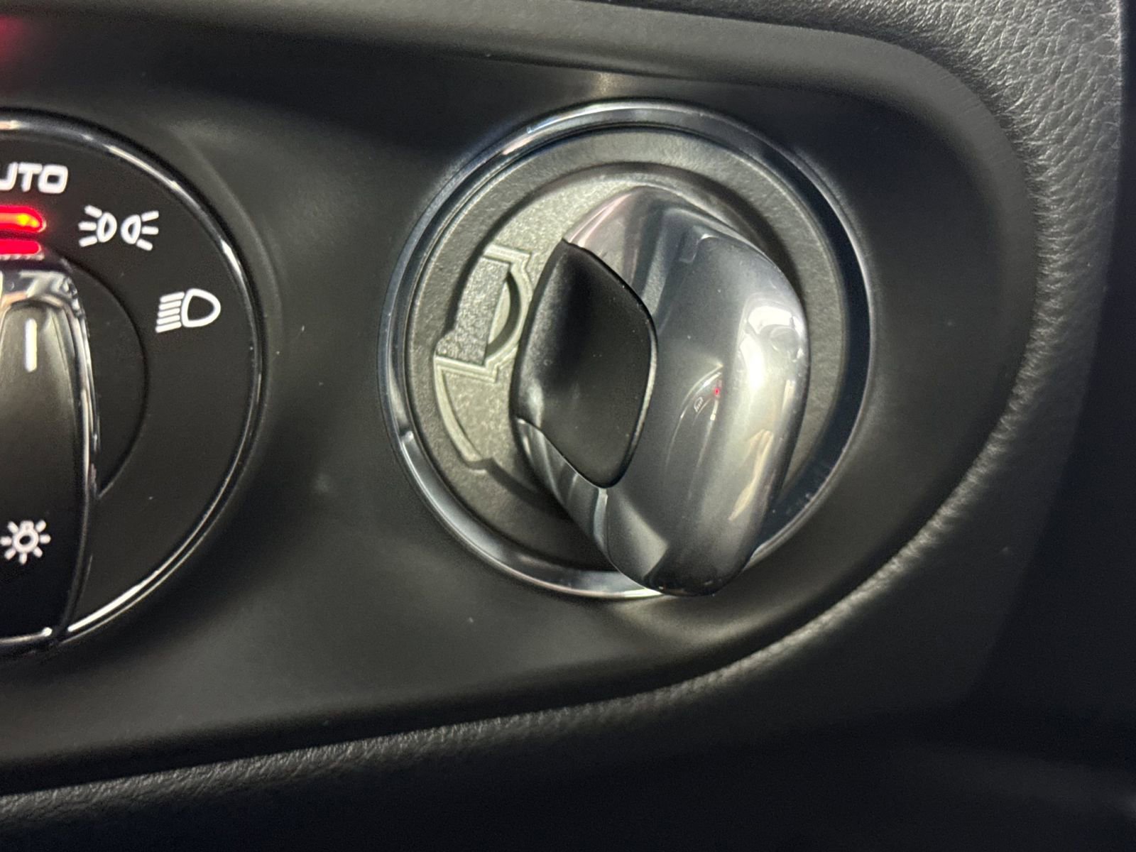 Certified 2025 Porsche Macan image 27