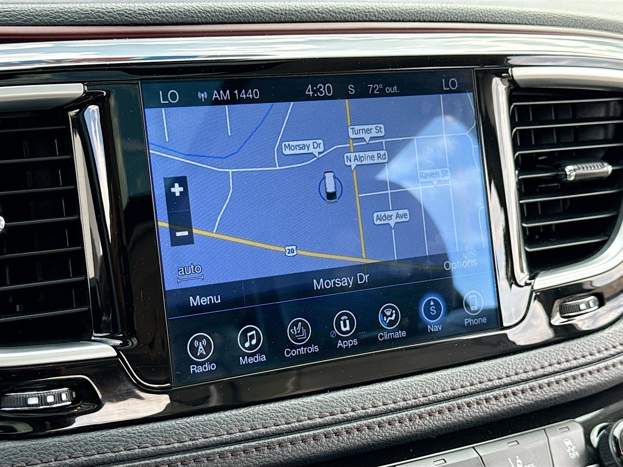 Used 2017 Chrysler Pacifica Limited w/ UConnect Theater Package FWD image 11