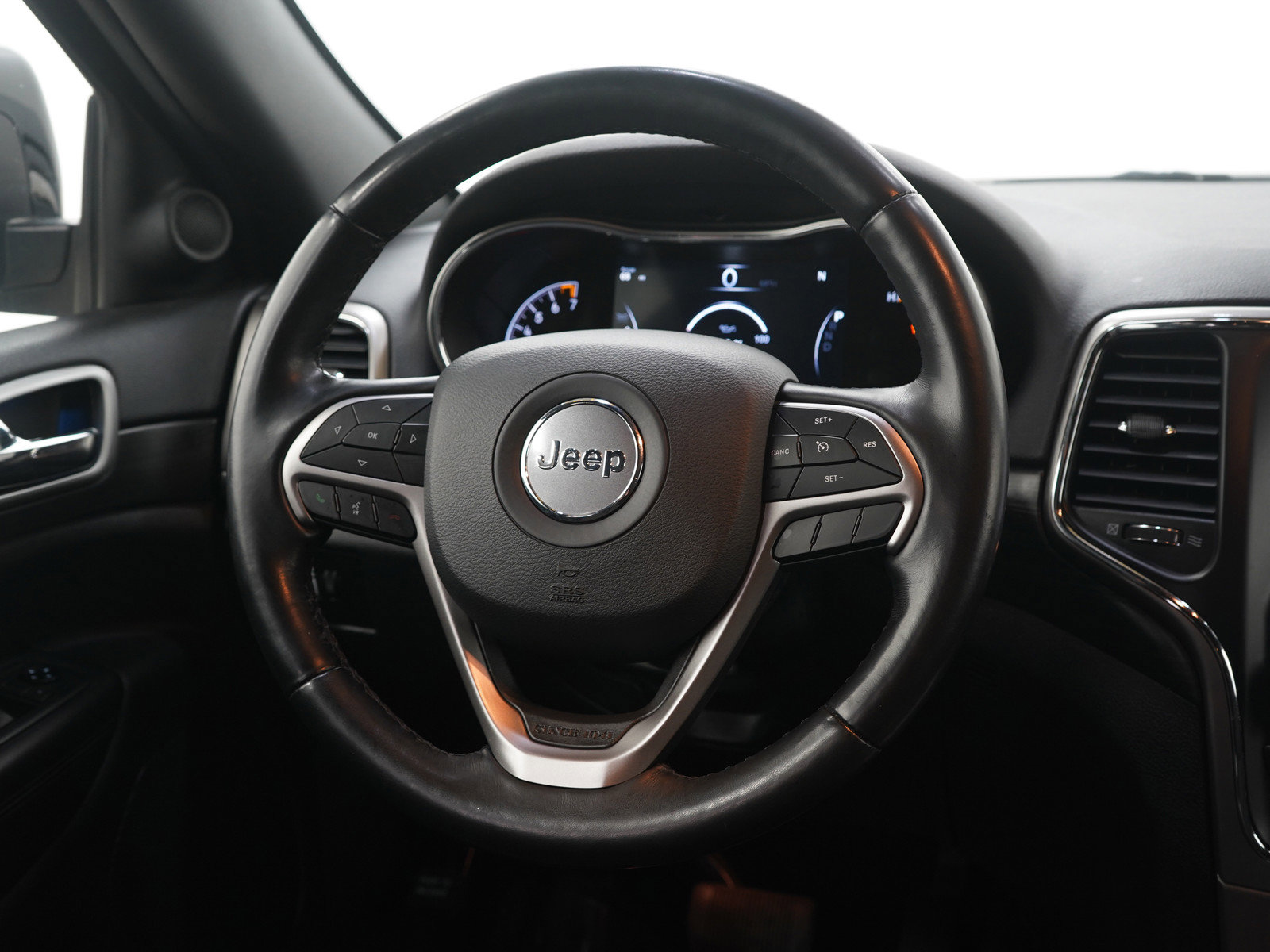 Used 2020 Jeep Grand Cherokee Laredo w/ Security & Convenience Group image 17