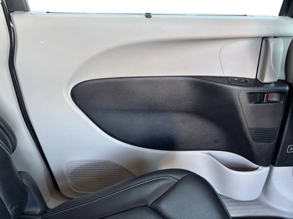 Used 2023 Chrysler Pacifica Touring-L image 23